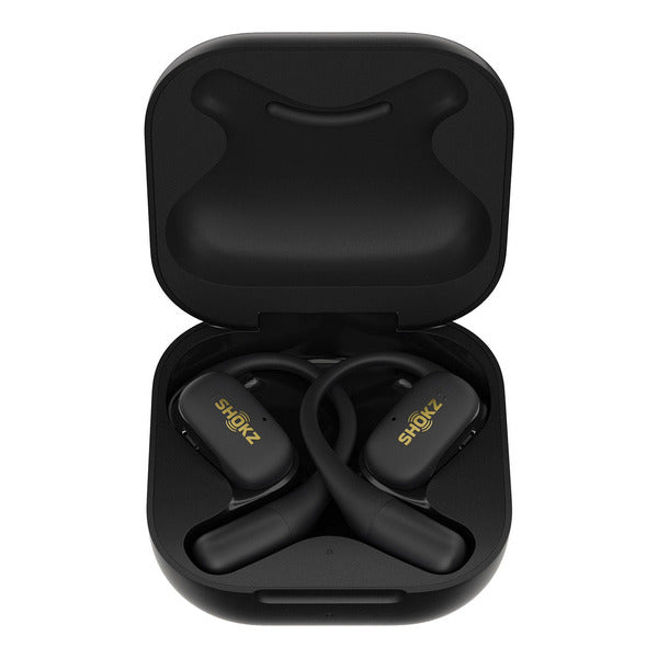 Audífonos SHOKZ OpenFit SE T910 negros colocados dentro del estuche de carga abierto.