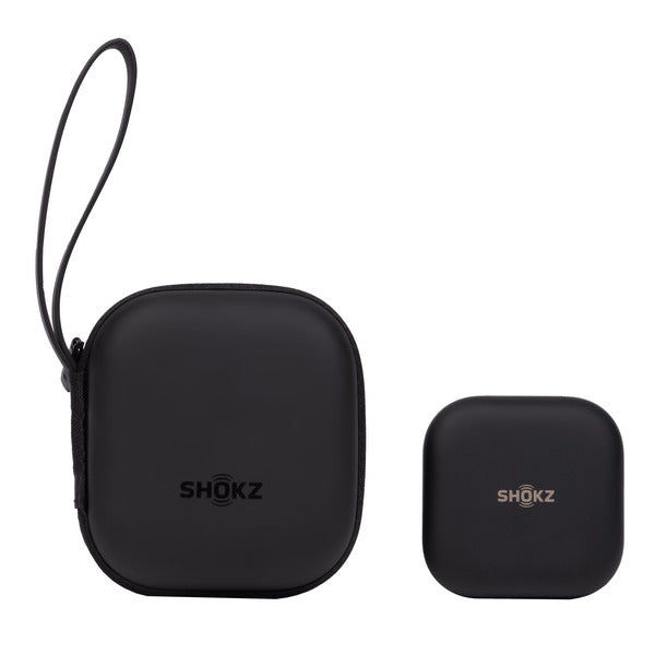 Estuche de transporte con correa y estuche de carga de los SHOKZ OpenFit SE T910, ambos en color negro.
