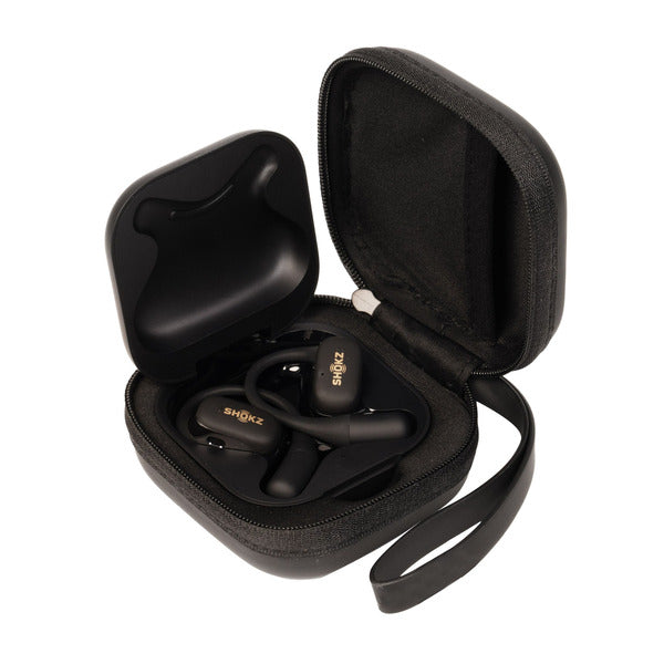 SHOKZ OpenFit SE T910 con el estuche de carga dentro del estuche adicional de transporte abierto.